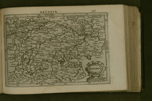 Ein aufgeschlagenes Buch mit einer detaillierten Karte von Bayern, auf der Städte und Ortschaften beschriftet sind, begleitet von beschreibendem Text.