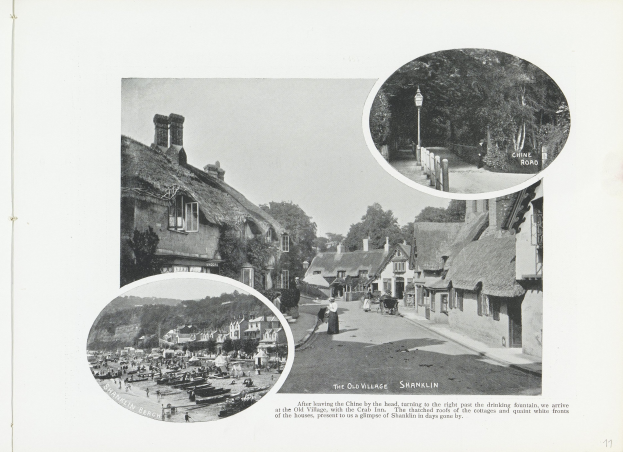 Schwarzes und weißes Foto eines Dorfs mit Reetdächern, Straßenlaternen, Fußgängern, Bäumen und einem klaren Himmel, mit Text am unteren Rand.