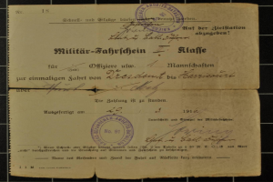 Ein Weltkriegs-Dokument der deutschen Armee mit zwei Stempeln auf einem bedruckten Dokument.