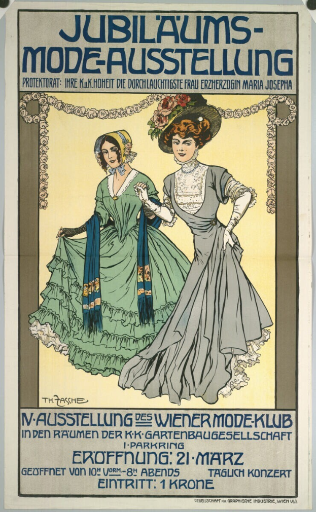 Ein Plakat, das eine Fashion Show mit zwei Frauen in Kleidern zeigt, eines lang und wallend, das andere mit hohem Halsausschnitt und langen Ärmeln, beide mit Haarbuns, vor einem hellblauen Hintergrund mit schwarzer, fetter Schrift.