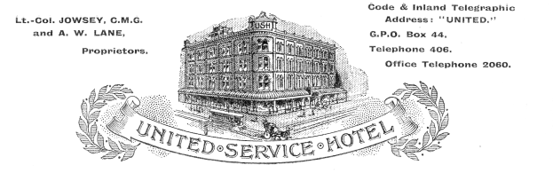 Schwarz-weiß-Zeichnung des United Service Hotels mit große Eingangstör, mehreren Fenstern und prunkvollem Text mit dekorativem Rahmen.