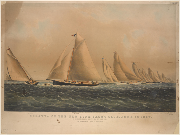 Eine Regatta des New York Yacht Club mit mehreren Booten auf dem Wasser, Menschen an Bord und einem Text auf einem Blatt Papier im Vordergrund.