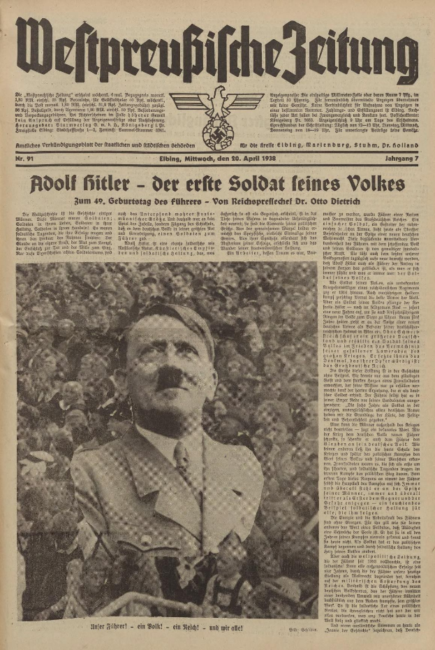 Schwarzes und weißes Foto von Adolf Hitler in einem schwarzen Anzug und weißem Hemd vor einer Menge, auf der Titelseite einer deutschen Zeitung mit der Überschrift "Adolf Hitler - Der erste Soldat des feinen Volkes".